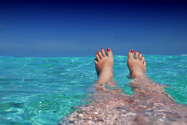 海に浮かぶ女性の足